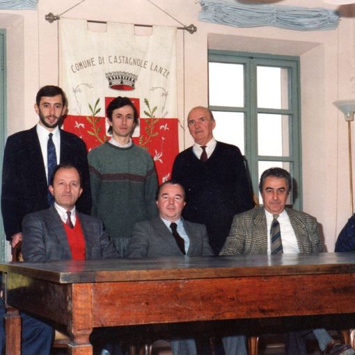 Nella foto, l'allora sindaco Masengo (al centro, con giacca grigia e cravatta scura) con il suo vice (alla sua sinistra), Gianfranco Fassone (maglia rossa) che fu a sua volta sindaco.