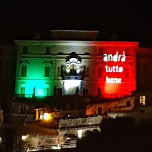 Canelli, il castello Gancia si è “vestito” di tricolore per ribadire che #andràtuttobene
