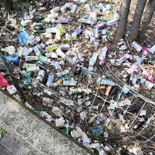 Asti: ecco un’ennesima discarica a cielo aperto, stavolta di vino in brik