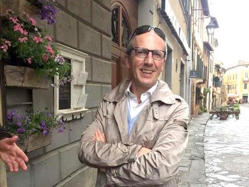 Alberto Lazzarino, qui sorridente in un'immagine pubblicata sulla pagine Facebook che riunisce gli ex allievi dell'Enologica. Il manager è scomparso martedì a 56 anni