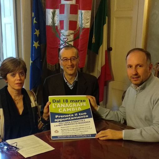 La dottoressa Dabbene, l'assessore Berzano e il sindaco Rasero ritratti con la locandina che annuncia le imminenti novità