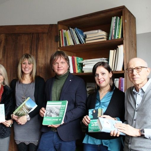 Nella foto l'Armadio degli alberi con, al centro, il sindaco Gianluca Forno tra le consigliere comunali Sara Arduino e Chiara Borello. Ai lati il bibliotecario volontario Roberto Ranieri e la dirigente scolastica Silvia Montersino