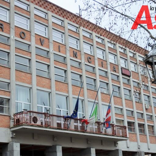Bandiere a mezz'asta al palazzo della Provincia. Questa e tutte le altre foto di questo articolo con sovrapposto il nostro logo sono opera di Efrem Zanchettin (MerfePhoto)