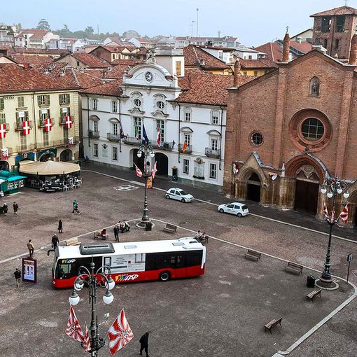 La piazza in una foto d'archivio