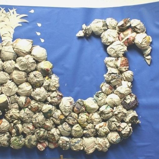 Una curiosa balena di carta riciclata regalata dai bambini al Museo dei fossili