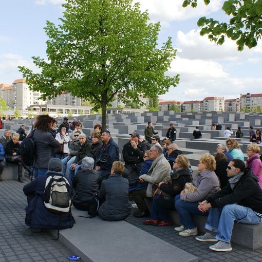 Astigiani al Memoriale dell'Olocausto di Berlino durante un viaggio della memoria organizzato dall'Israt