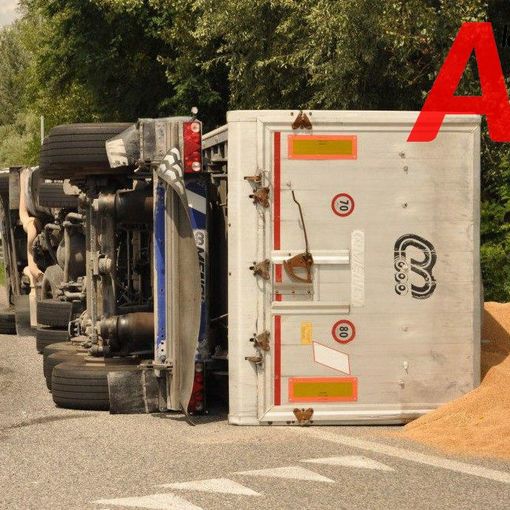 Disagi tra Portacomaro e l’innesto Tangenziale per un grosso camion ribaltato