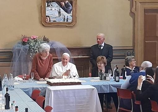 Carla Rabezzana spegne le candeline sulla torta realizzata dai ragazzi dell'Afp Colline astigiane di Agliano Terme