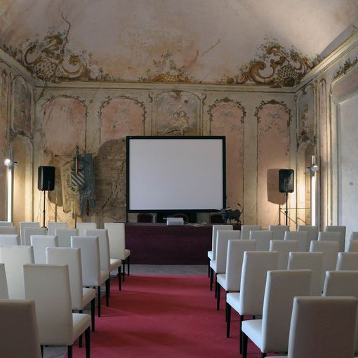 Uno dei saloni del castello di Costigliole d'Asti