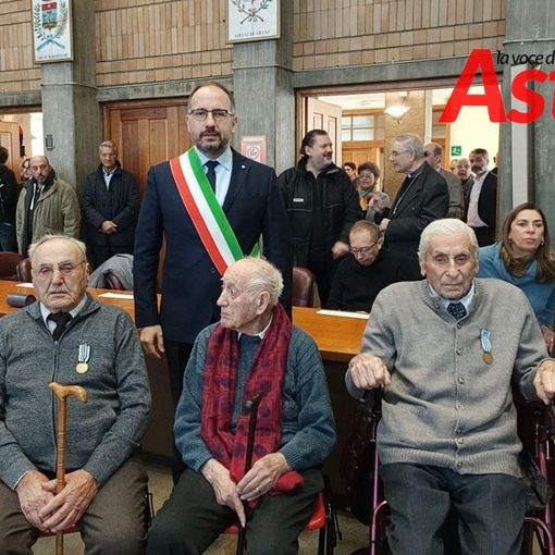 Il sindaco Maurizio Rasero ritratto con i tre deportati ancora viventi