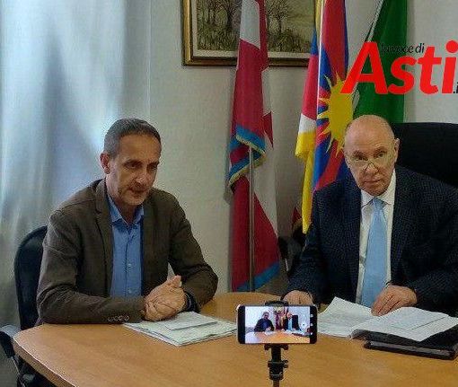 Massimo Cerruti e l'avvocato Alberto Pasta ritratti nel corso di una conferenza stampa M5S