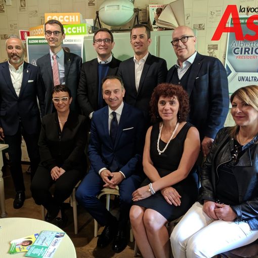 Il candidato presidente Alberto Cirio attorniato dai candidati consiglieri di centrodestra
