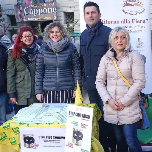 Coldiretti promuove la raccolta firme “Stop Cibo Anonimo” nei propri uffici e anche nelle principali manifestazioni dell'Astigiano, nella fotografia la postazione alla recente Fiera storica del Cappone di San Damiano