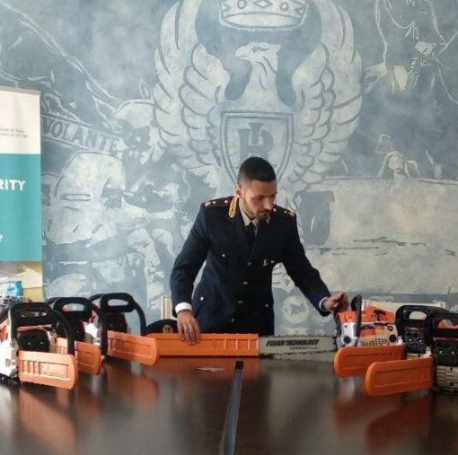 Francesco Gigante, dirigente delle Volanti, mostra una delle motoseghe sequestrate