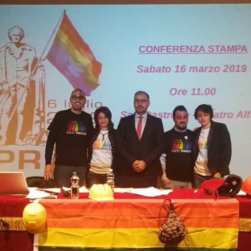 Gli organizzatori del Pride in posa con il sindaco Rasero