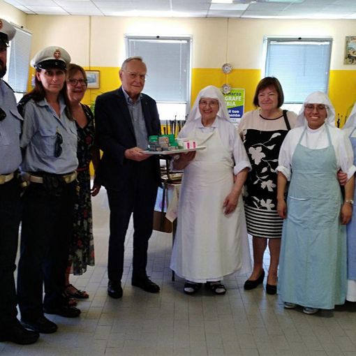 Nella foto, da sinistra: l'agente Danilo Aluffo, l'agente scelto Francesca Fichera, la dottoressa Paola Imarisio (ass. Dono del Volo), il dott. Maggiora, suor Luigina, l’assessore Mariangela Cotto e altre due suore impegnate presso la struttura di corso Genova