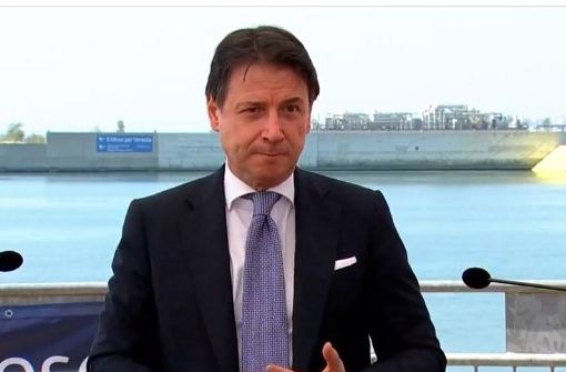 Conte ritratto nel corso del punto stampa di questa mattina