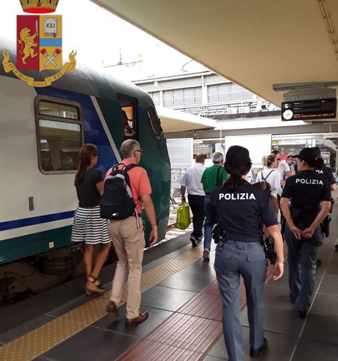 Controlli Polfer in una stazione ferroviaria