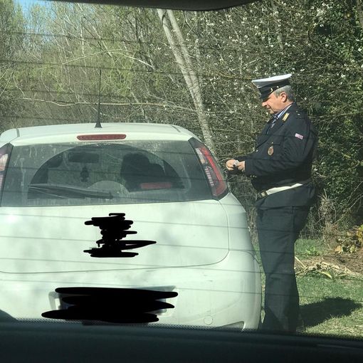 Un agente della Municipale di Isola d'Asti impegnato in un controllo