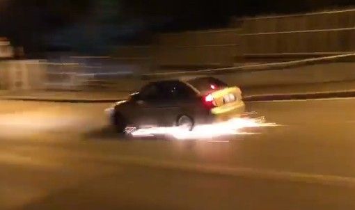 Nel fermo immagine del video divenuto virale, il vero e proprio 'atterraggio' di una delle auto in gara Nel fermo immagine del video divenuto virale, il vero e proprio 'atterraggio' di una delle auto in gara