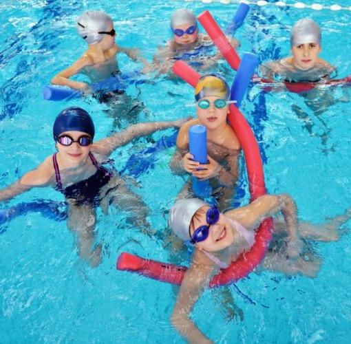 Al via quest'oggi, con i bimbi della Gramsci, i corsi di nuoto gratuiti organizzati dal Comune