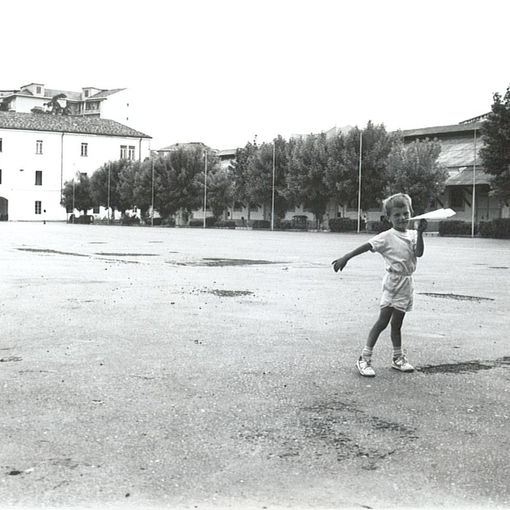 Un bimbo nel cortile della Caserma, all'arrivo. Foto di Giampiero Monaca