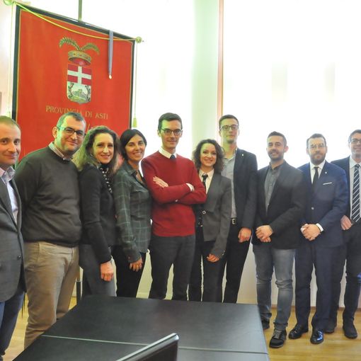 Foto d'archivio del Consiglio provinciale con, al centro, il presidente Lanfranco