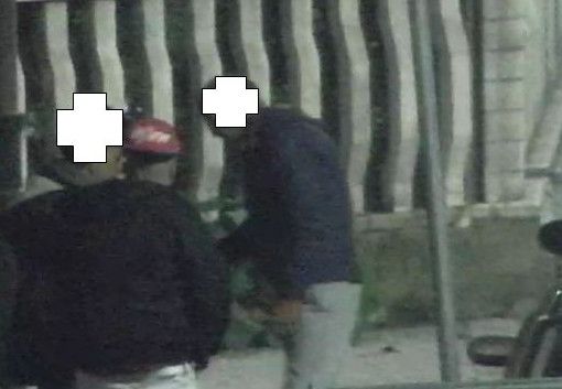 Una cessione avvenuta in corso Volta, nei pressi di una delle due basi della rete di spaccio. L'altra immagine inserita nell'articolo fa invece riferimento a corso Casale