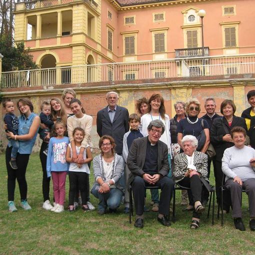 La signora Liliana siede acconto a don Vittorio Croce, ex vicario generale della Diocesi di Asti, durante una visita di una scolaresca a Villa Badoglio.