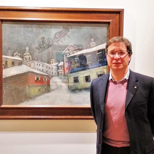 Il dott. Ghisi ritratto di fronte a una delle opere di Marc Chagall in mostra presso Palazzo Mazzetti