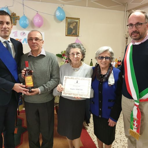 Le neo centenarie ritratte con il presidente Gabusi ed il sindaco Rasero