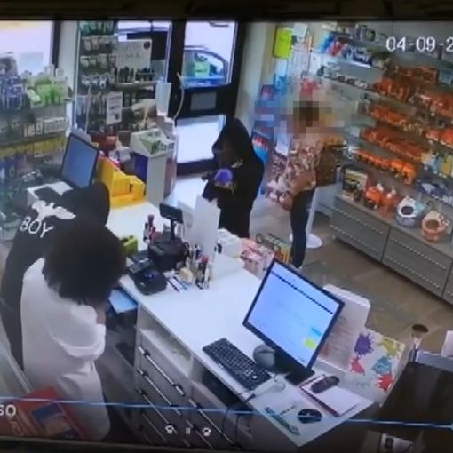 Un fermo immagine della rapina in farmacia