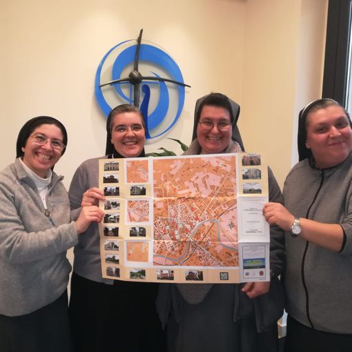 Suore francescane con la cartina salesiana