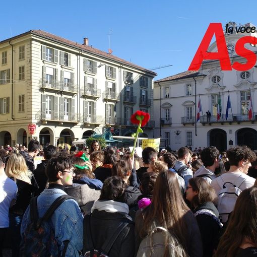 Un'immagine della manifestazione astigiana del 15 marzo scorso, con piazza San Secondo pacificamente &quot;invasa&quot; da un migliaio di studenti