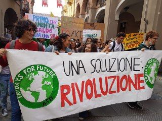 Un'immagine di una manifestazione pro ambiente degli studenti astigiani
