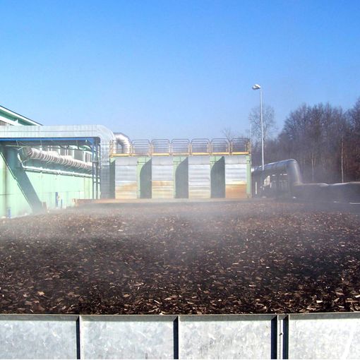 Un impianto di compostaggio in una delle ecostazioni di GAIA