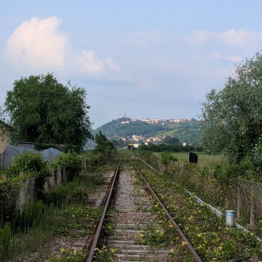 Uno scorcio della linea ferroviaria all'altezza di Motta di Costigliole