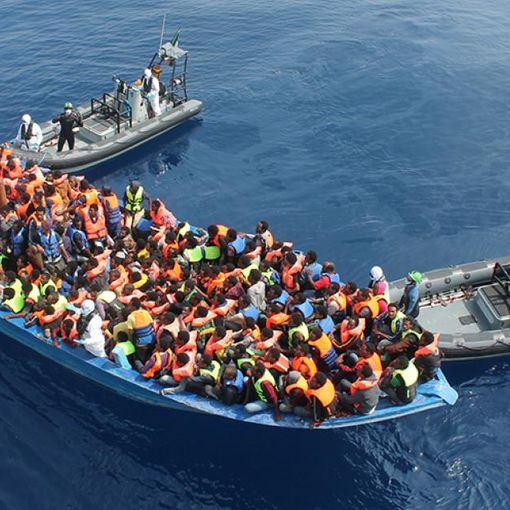Lotta alla migrazione clandestina: sbarchi in calo dell’81%, focus sulla rotta balcanica e sui finanziamenti alle ONG