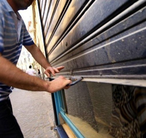 Chiusi per incidente stradale, infortunio e malattia: in via Morelli il “triangolo delle Bermude” del commercio