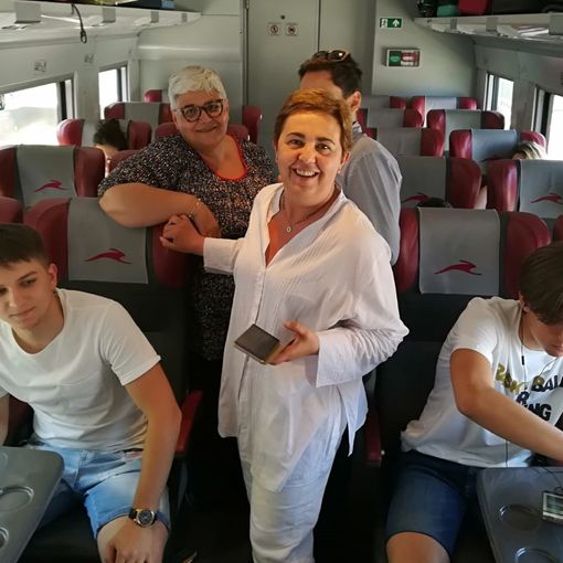 La presidente dell'Ordine dei Geometri, Donatella Curletto (al centro) con alcuni dei ragazzi premiati, ritratti sul treno con il quale stanno raggiungendo Roma in vista della premiazione in programma domani mattina