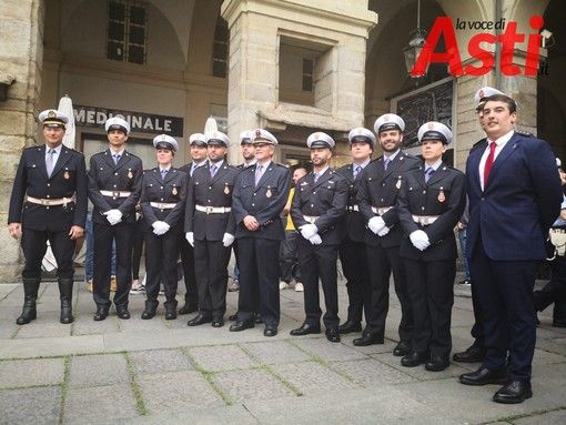 L'assessore Bona (primo da destra) ritratto con i nuovi agenti la mattina del giuramento