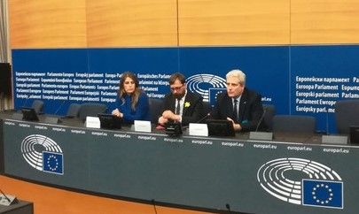 Chiara Gribaudo, Daniele Viotti e Federico Borgna nella sala stampa del Parlamento UE di Strasburgo