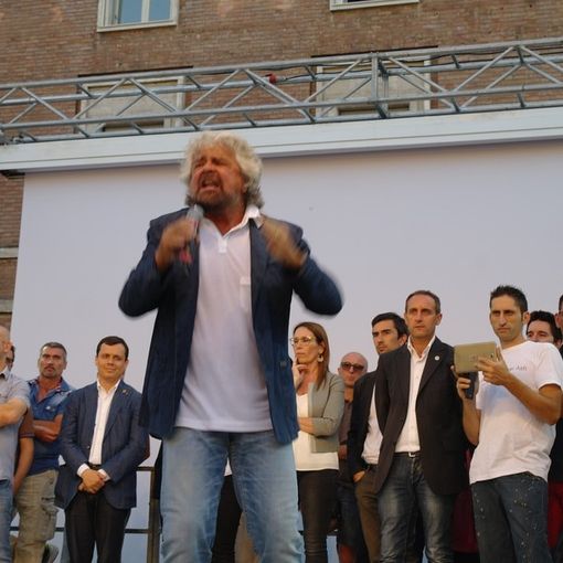 Nella foto, risalente al giugno 2017, un momento dell'intervento astigiano di Beppe Grillo, fondatore del Movimento. Alle sue spalle si riconoscono, tra gli altri, il consigliere Spata (secondo da sinistra, a braccia conserte), il candidato consigliere regionale Marco Allegretti (in giacca, accanto a Spata), l'europarlamentare Tiziana Beghin (alle spalle di Grillo) e il capogruppo in Consiglio comunale Massimo Cerruti (in giacca, a fianco della Beghin)