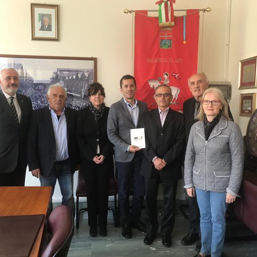 Il neo maestro Pierluigi Rossi accanto al presidente della Provincia, la moglie (a destra del Presidente) e la delegazione dei Maestri del Lavoro di Asti
