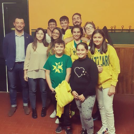 I giovani gialloverdi con il capitano del Palio Michele Gandolfo