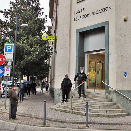 Nella foto, scattata il 27 marzo, una delle prime giornate di consegna delle pensioni &quot;scaglionate&quot;, file ordinate di fronte alle Poste centrali di corso Dante