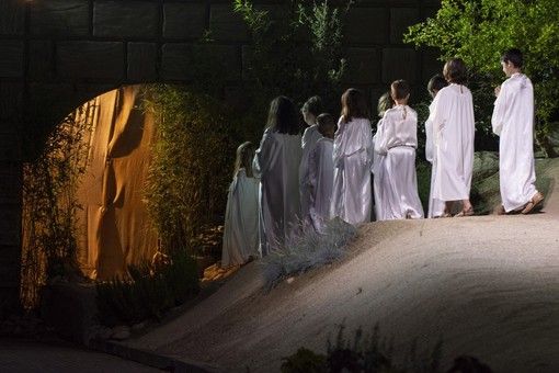 I bambini dell’Associazione Teatro Popolare di Sordevolo si preparano alla loro Passione (foto di e. eletto)
