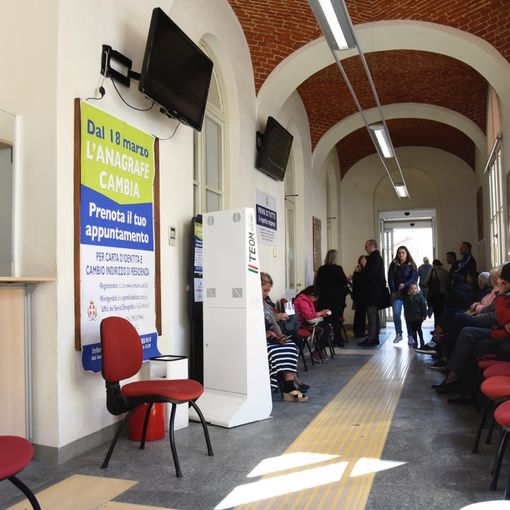 La sala d'attesa dell'ufficio Anagrafe di Asti