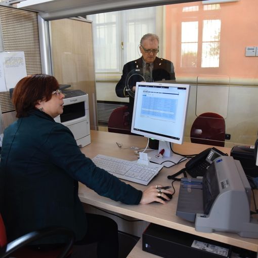 Uno sportello dell''Ufficio Anagrafe in un'immagine d'archivio