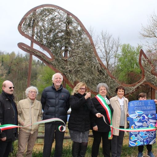 Il taglio del nastro della scultura
